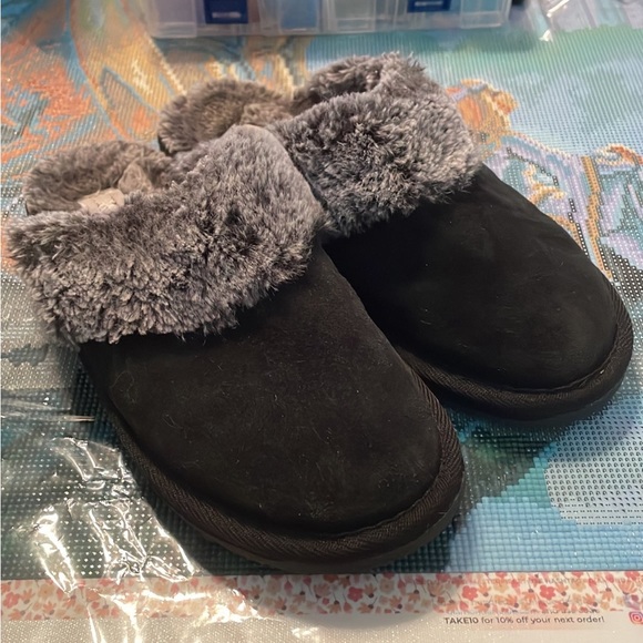 minnetonka black and gray fuzzy slippers - Picture 2 of 3